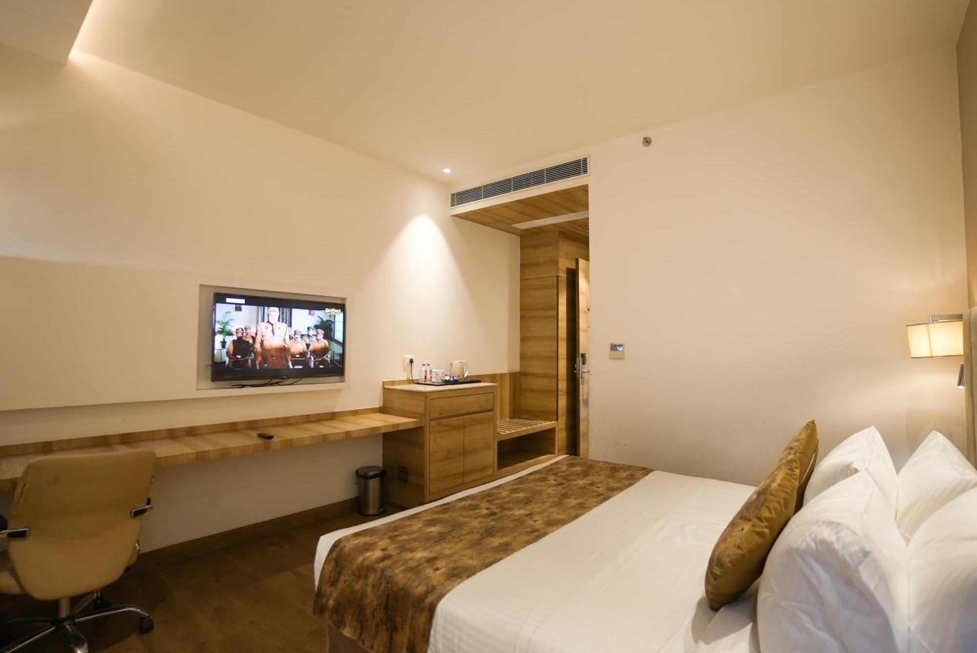 Celebrant Hotel พาราณสี ภายนอก รูปภาพ